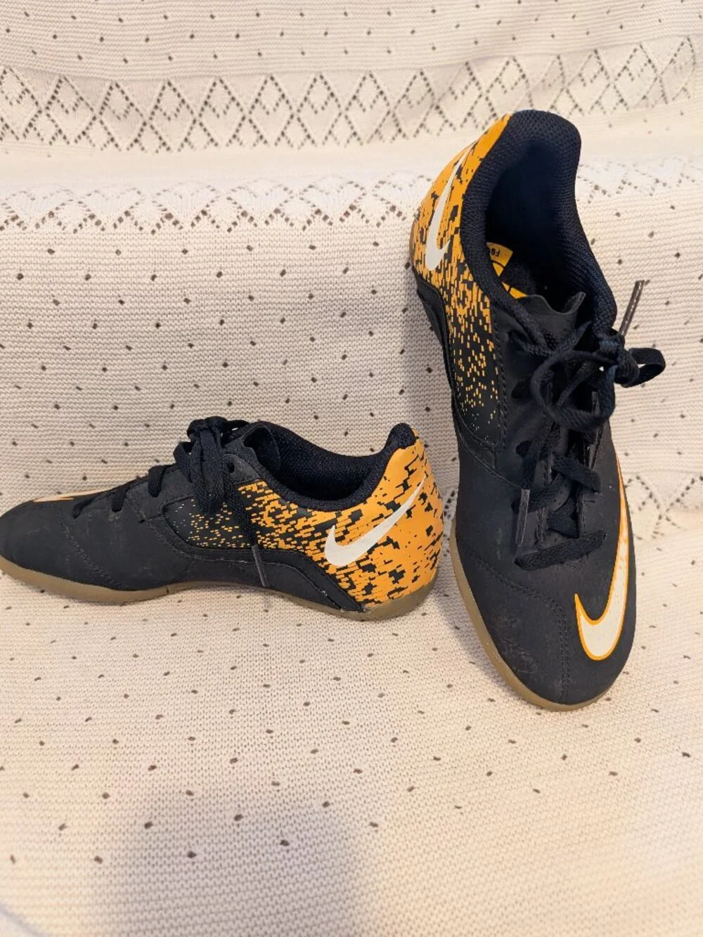 Nike Bombax IC 826487 002 indoor soccer Shoes Black Yellow Boys Youth Size 3.5Y